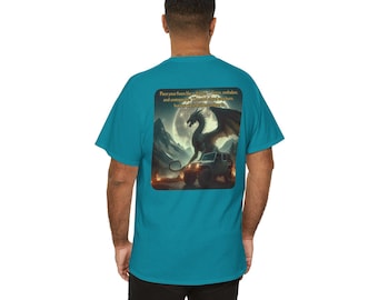 Peut inclure: T-shirt bleu sarcelle avec un motif de dragon, d'une jeep et d'une scène de montagne. Le motif comprend le texte : "Face your fears like a dragon..." Le t-shirt est fait d'une matière douce.