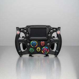 Könnte beinhalten: Ein schwarzes Formel-1-Lenkrad mit zentralem Display und mehreren farbigen Knöpfen. Das Lenkrad hat ein Kohlefaserdesign und ergonomische Griffe, die eine High-Tech-Rennkomponente zeigen.