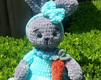 Handgemachtes gehäkeltes graues Häschen: Plüsch-Amigurumi-Puppe in blauem Kleid