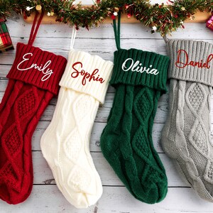 Kerstsokken 2025, gepersonaliseerde gebreide kerstsokken met naam, aangepaste geborduurde kous, monogram familiekousen, vakantiedecor
