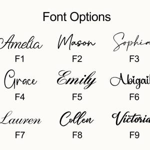 Op de afbeelding: Een weergave van negen verschillende lettertype-opties voor namen, elk in een cursief schrift. De namen zijn Amelia, Mason, Sophia, Grace, Emily, Abigail, Lauren, Collen en Victoria, met bijbehorende lettertypenummers.