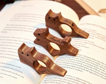 Engraved Cat & Dog Wooden Thumb Page Holder, Handmade Reading Helper, Custom Page Spreader, Perfect Gift for Book Lovers