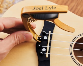 Gegraveerde gitaarcapo en plectrumset, aangepaste houtnerf-metalen capo, gitaaraccessoires voor vaderdagcadeau, ideaal muziekcadeau voor gitaarliefhebber