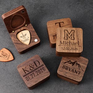 Estuche de madera para púas de guitarra, organizador personalizado para púas de guitarra para músicos, accesorios de guitarra personalizados, regalo para él, ella o amante de la música.