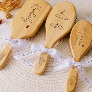 Peut inclure: Quatre brosses à cheveux en bois avec des noms personnalisés et des motifs floraux. Chaque brosse est attachée avec un ruban blanc imprimé avec "JUST FOR YOU". Les noms "Kimberly", "Andy" et "Monica" sont gravés.