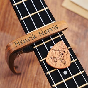 Aangepaste gegraveerde houtnerf gitaarcapo, gepersonaliseerde metalen capo met naam en plectrum, capo voor akoestische gitaar, perfect cadeau voor muzikant