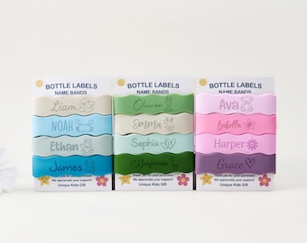 Può includere: Dodici etichette in silicone per bottiglie in vari colori, ognuna con un bordo ondulato, un nome personalizzato e una piccola icona. Le etichette sono esposte su tre cartoncini bianchi con la scritta BOTTLE LABELS NAME BANDS.
