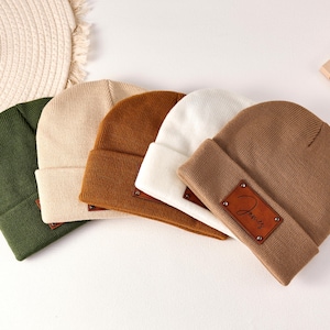 Bonnet bébé avec écusson en cuir gravé, bonnet d'hiver personnalisé en tricot pour nouveau-né et tout-petit, cadeau personnalisé pour nouveau-né, tenue de bébé