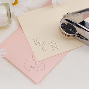 Tampon de gaufrage de mariage personnalisé, outil de gaufrage initiale monogramme, sceau personnalisé pour invitations, serviettes de table, cadeaux ou papeterie d'événement