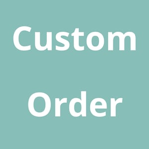 Puede incluir: Texto blanco sobre fondo turquesa claro: "Custom Order". El texto es en negrita, sin serifa. El fondo es de color turquesa claro liso.