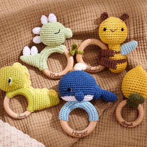 Sonajero de dinosaurio de ganchillo personalizado para bebé, anillo de madera con forma de animal, sonajero con nombre hecho a mano para baby shower, recién nacido o primer cumpleaños.