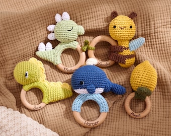 Personalisierte häkeln Dinosaurier Baby Rassel, Holz Tier Rassel Ring, handgemachte Namen Rassel für Babyparty, Neugeborene oder erste Geburtstag