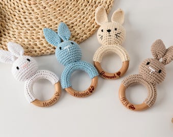 Sonaglio all'uncinetto a forma di coniglietto personalizzato per neonati, sonaglio in legno personalizzato per neonati, sonaglio fatto a mano con nome inciso, regalo di Pasqua per nipoti