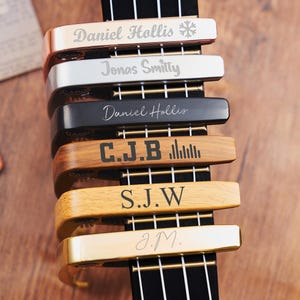 Holzmaserung Metall Gitarrenkapo, benutzerdefinierte Kapo & Plektrum Set, Vatertagsgeschenk Gitarre, einzigartiges Musikgeschenk für Gitarrist, stilvolles Gitarrenzubehör