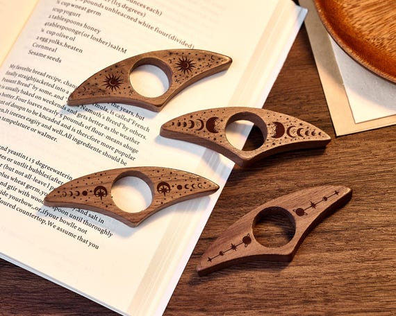 Personalized Walnut Book Page Holder, Custom Name Wooden Thumb Page Spreader, Perfect Book Lover Gift for Birthday or Anniversary