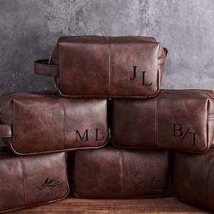 Trousse de toilette de mariage pour homme, kit organisateur de voyage personnalisé en cuir PU, trousse de toilette gravée pour homme, coffret cadeau de garçons d'honneur avec sangle, marron