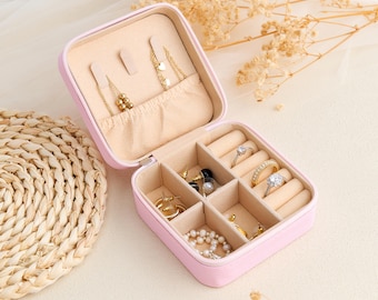 Boîte à bijoux de voyage personnalisée avec fleur pour le mois de naissance - Organiseur de boucles d'oreilles carrées personnalisées - Cadeau de demoiselle d'honneur ou d'anniversaire pour femme