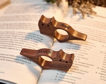 Cute Cat Wooden Book Page Holder, Personalized Thumb Page Keeper, Handmade Reading Accessory, Perfect Gift for Book Lovers