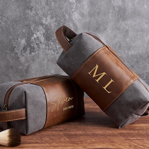 Trousse de toilette personnalisée pour homme - Sac cadeau personnalisé en toile pour garçons d'honneur, kit indispensable de voyage pour mariage, organiseur d'articles de toilette durable et élégant