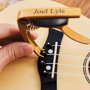 Engraved Guitar Capo & Pick Set, Custom Wood Grain Metal Capo, Guitar Accessories For Father&#39;s Day Gift, Ideal Music Gift for Guitar Lover