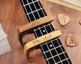 Gegraveerde gitaarcapo en plectrumset, aangepaste houtnerf-metalen capo, gitaaraccessoires voor vaderdagcadeau, ideaal muziekcadeau voor gitaarliefhebber
