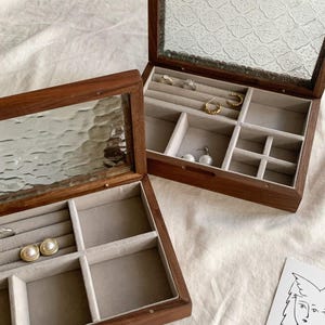 Kundenspezifische Messingplatte geschnitzte Walnuss-Schmuckschatulle mit Glasdeckel | Massives Holz Schmuckkästchen |Vintage Schmuckschatulle für Frau |Geschenk für sie