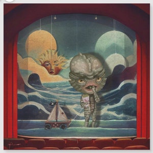 Pode incluir: Uma ilustração de estilo vintage de uma criatura verde e escamosa com olhos grandes comendo pipoca na frente de uma cortina de palco. A criatura está em pé em uma cena de oceano azul e branco com um pequeno veleiro.