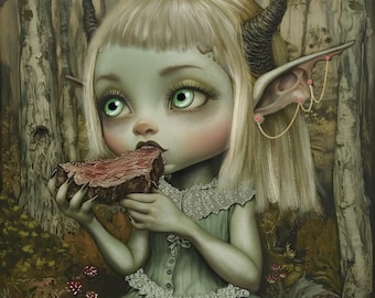 Puede incluir: Un hada de piel verde, cabello rubio y cuernos está comiendo un trozo de carne en un entorno de bosque. Lleva un vestido verde con ribetes de encaje blanco y pendientes de oro con gemas rosas.