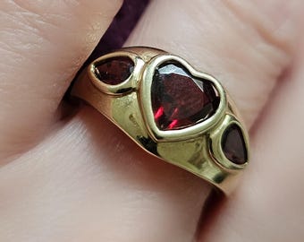 Stunning vintage 9ct gold garnet heart ring Etruscan style P 8 red Caron Power Jewellery