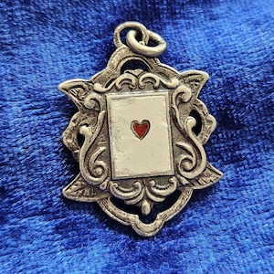 Colgante antiguo de plata con forma de as de corazones y carta de amor, amuleto de cartomancia, esmalte rojo, tarot, San Valentín, Caron Power Jewellery