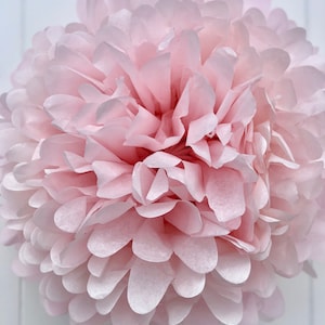 Pompon in tessuto rosa chiaro.. Decorazione per matrimonio/addio al nubilato