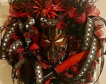 Halloween-krans met griezelmasker en lichtjes