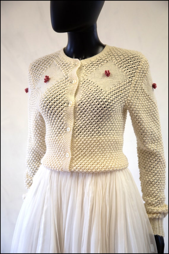 Original True Vintage 1970s Cream Hand Knit Rose … - image 1