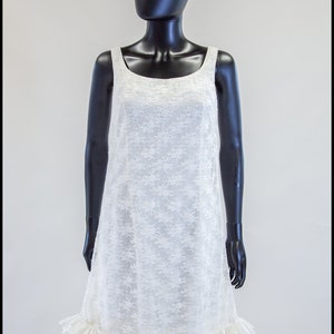 Original True vintage 1960er Jahre weißes Spitzen Rüschen Shift Kleid von Frank Usher - Größe Klein - Versandkostenfrei weltweit