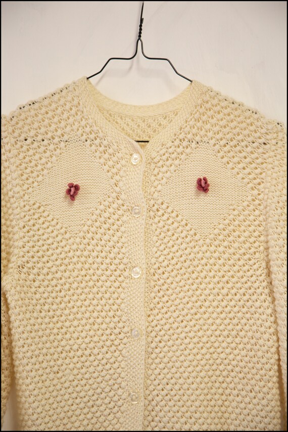 Original True Vintage 1970s Cream Hand Knit Rose … - image 5