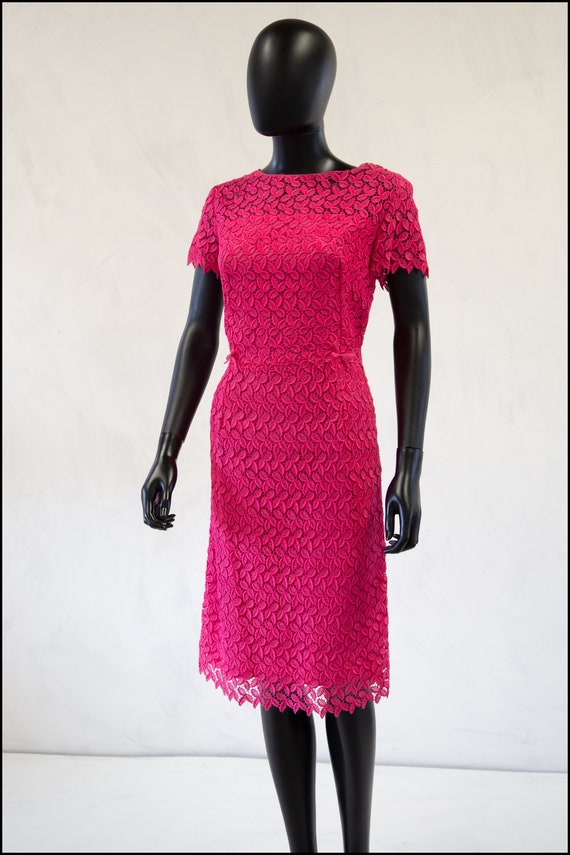 Robe droite vintage en dentelle rose fuchsia des années 1960