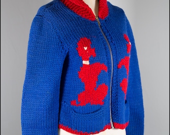 Cardigan caniche tricoté à la main bleu royal et rouge vintage original des années 1950 - Petit - Livraison gratuite dans le monde entier