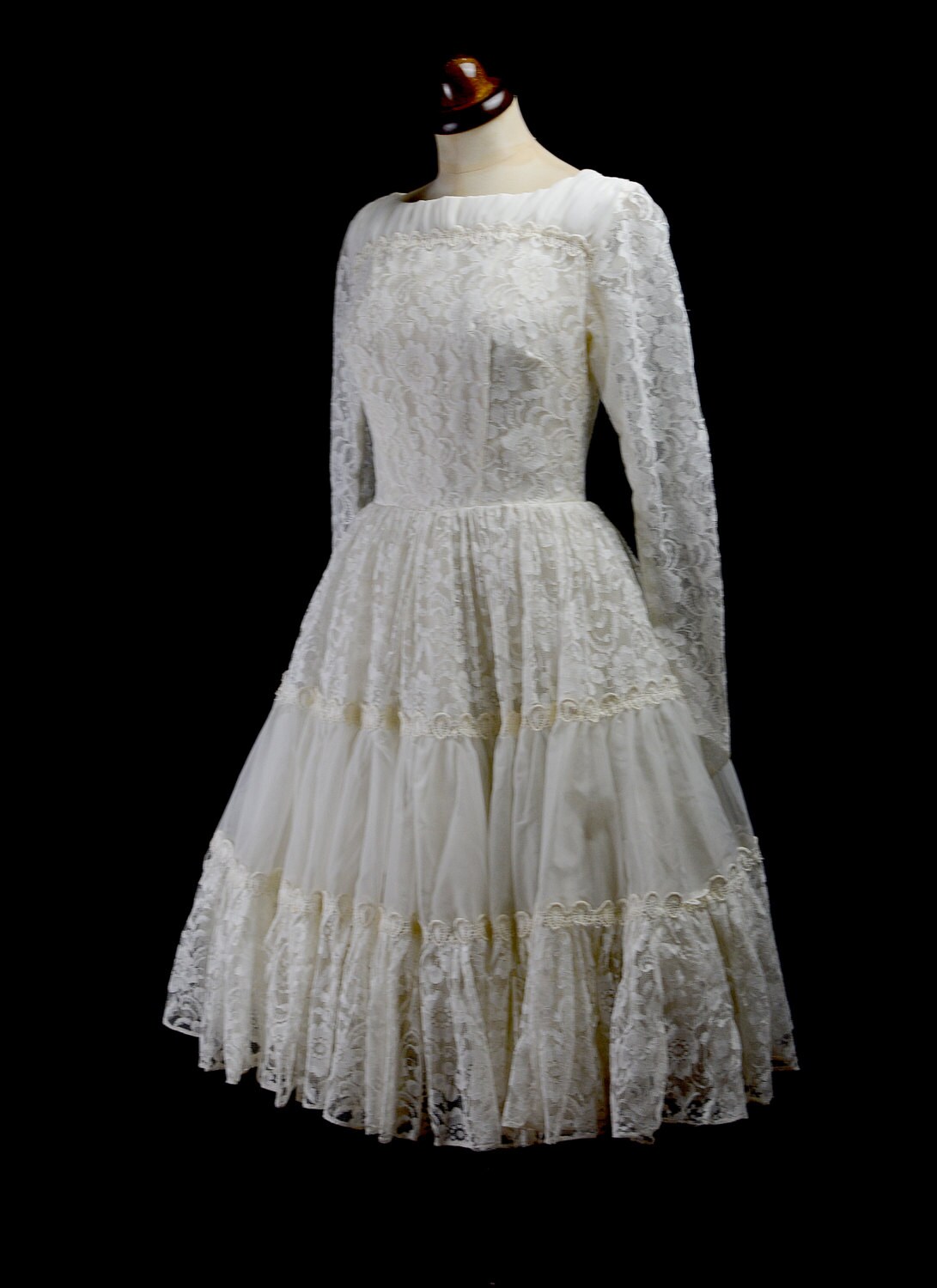 Ivory lace dress with silver thread work - 1950's Movie Star elegance. UK size 10 (US 8, EU 38)