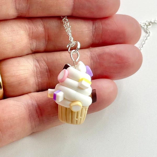 Collier pendentif cupcake mélanges Dolly fait main, cadeau bijoux en pâte fimo polymère, cadeau pour elle ou porte-clés