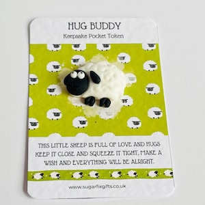 Amigo de bolso Sheep Wish - Abraço de bolso - Enviando um abraço - Presente simbólico - Abraço em uma caixa - Ansiedade - Pensando em você - Cartão sentimental com sacola de presente inc.