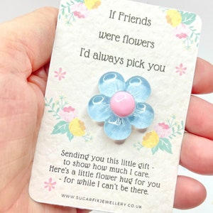 Abbraccio tascabile per amici, piccolo ciondolo ricordo a forma di fiore di margherita, per inviare un abbraccio, regalo simbolico per il migliore amico, abbraccio in una scatola, sacchetto di organza incluso.