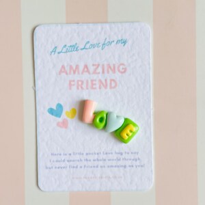 Abrazo de bolsillo de un amigo increíble, bolsa de regalo de organza incluida