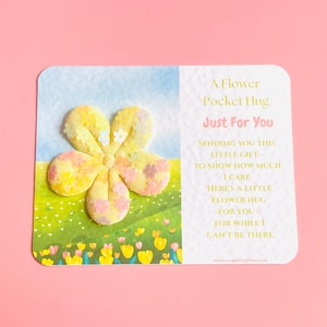 Gran abrazo de bolsillo con una flor especial, regalo sentimental. Incluye bolsa de organza.