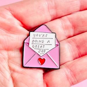 Spilla "Stai facendo un ottimo lavoro", spilla smaltata con slogan divertente, sacchetto regalo in organza incluso