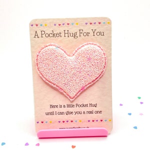 Abrazo de bolsillo con forma de corazón rosa - Corazón de tela brillante y esponjoso - Regalo para pensar en ti - Regalo para la ansiedad - Envío de un abrazo - Bolsa de regalo Inc.