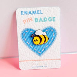 Épingle amusante en émail abeille, badge Bizzie Bee, sac cadeau en organza gratuit inclus