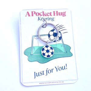Llavero Little Hug, abrazo de bolsillo de fútbol, bolsa de regalo de organza incluida
