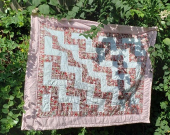 Handgemachte rosa und weiß Zick-Zack-Baby Mädchen 39 "x 49" Quilt.