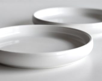 White ceramic cat bowl Ø 18.2 cm – Flat, anti-whisker stress bowl for maximum comfort, designer feeding bowl suitable for CAT LOURI