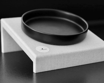 Exclusive: Set Schräge Napferhöhung & Schwarzer Keramiknapf (B-Ware) ''Komfort'' – Ergonomisches Set mit Schönheitsfehlern, CAT LOURI